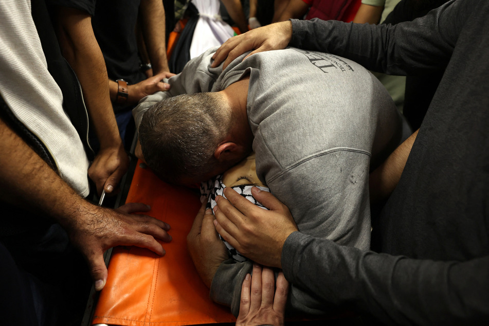 Angehörige trauern um einen Jungen, der während eines Luftangriffes getötet wurde.