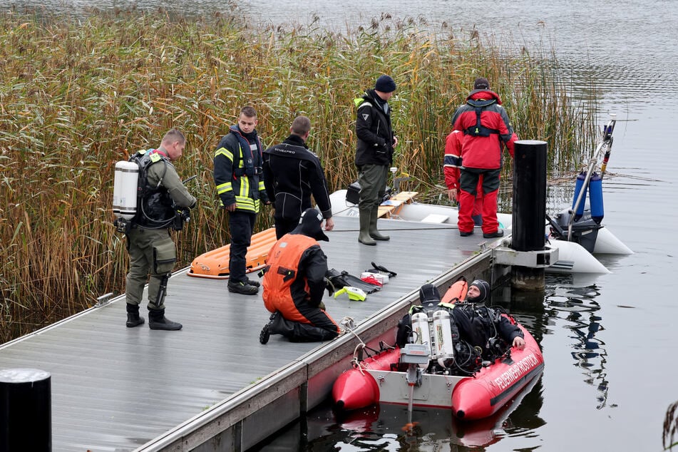 Taucher suchten am Dienstag nach Spuren des vermissten achtjährigen Fabian aus Güstrow.