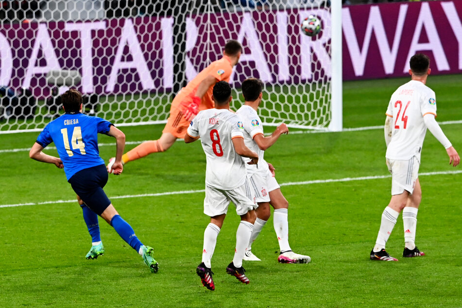 Herrlich! Federico Chiesa (l.) trifft mit diesem wunderschönen Schuss in die rechte Ecke zum 1:0 für Italien.