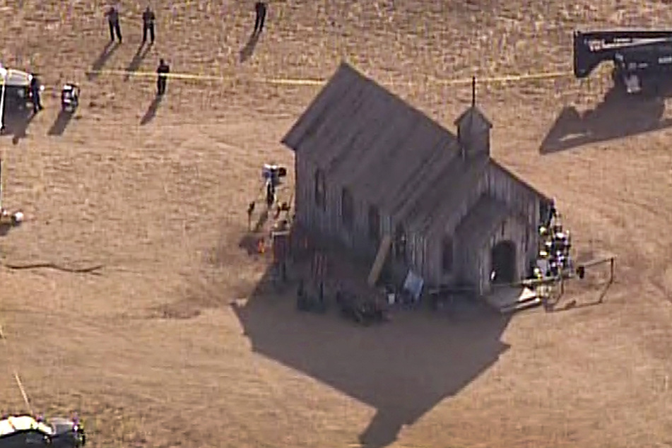 Das Luftbild zeigt Beamte des Sheriffs von Santa Fe County am Schauplatz des Unglücks.