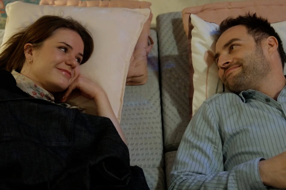 Jess (Juana Nagel) und Daniel (Daniel Fritz) verbringen eine magische Nacht zusammen im Buchladen.