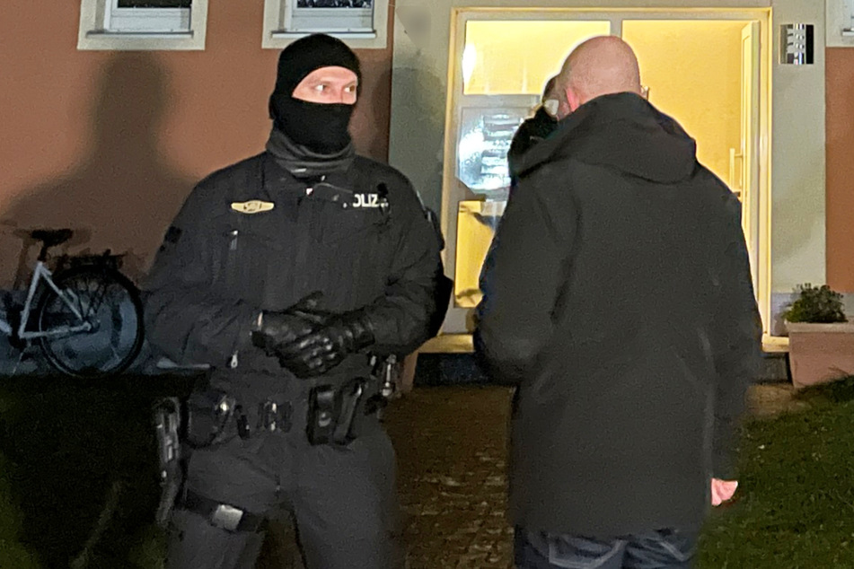 In einem Haus in Bad Windsheim ist am Sonntag die Leiche einer Frau entdeckt worden. Die Polizei war mit einem Großaufgebot im Einsatz.