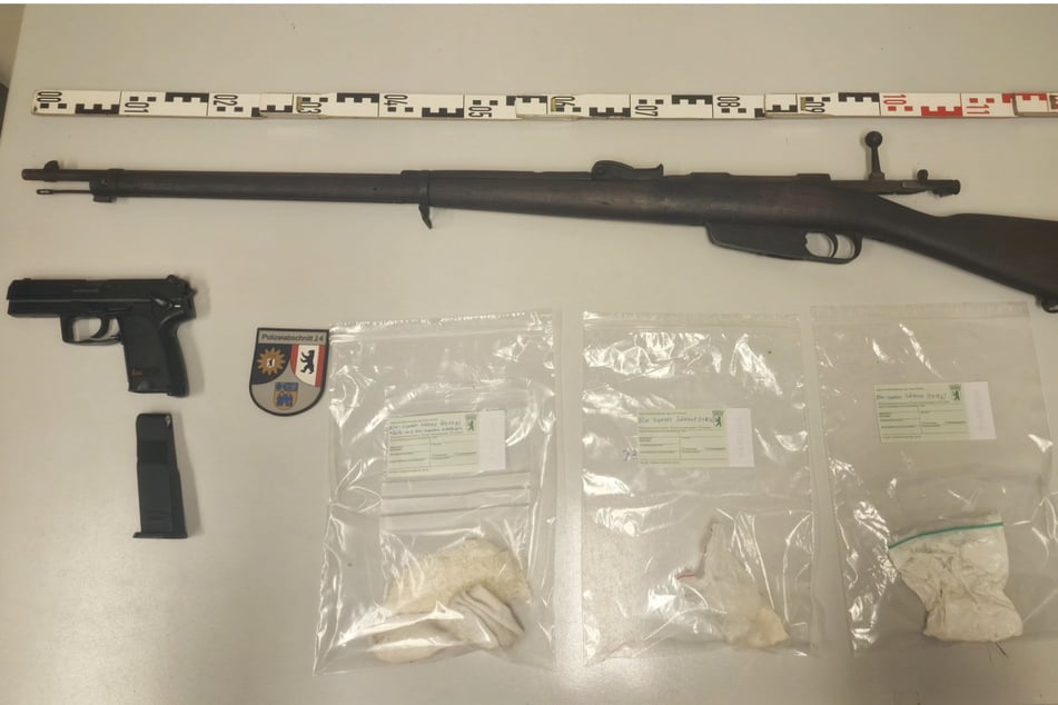 Knarren-Alarm in der Kantstraße: Mann läuft mit Gewehr durch Charlottenburg