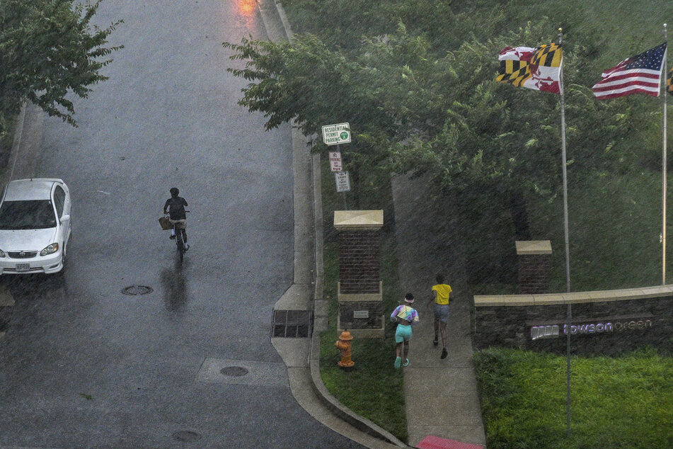 Menschen in den USA suchen Schutz, als eine Reihe von Gewitterstürmen die Innenstadt trifft.