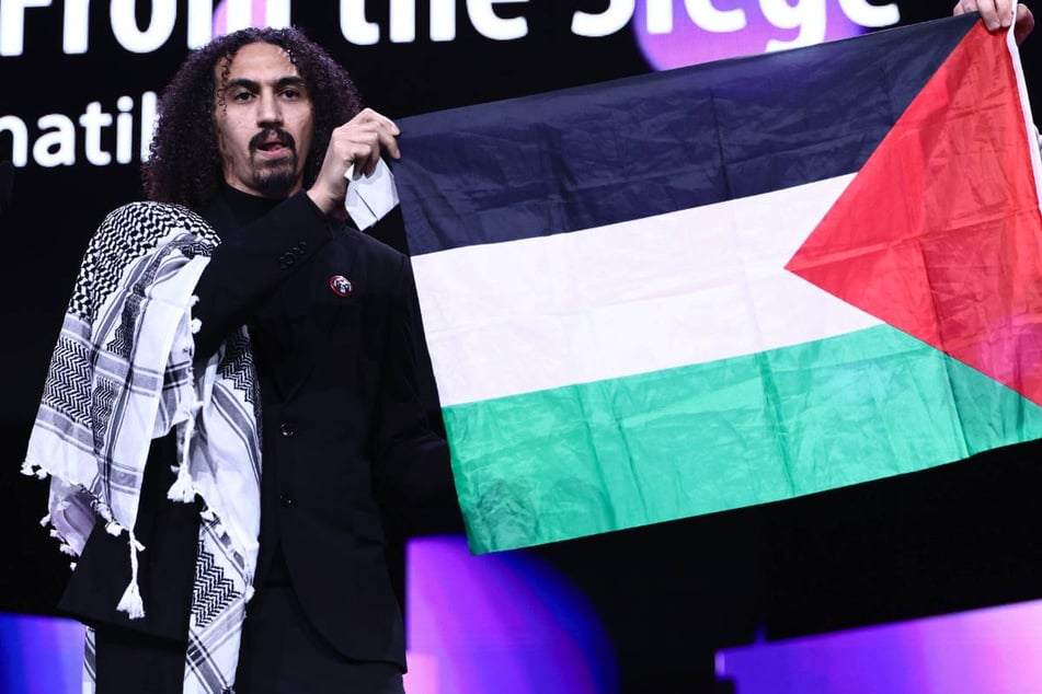 Der syrisch-palästinensische Regisseur Abdallah Alkhatib (37) hat bei der Abschlussveranstaltung der Berlinale für einen Eklat gesorgt.