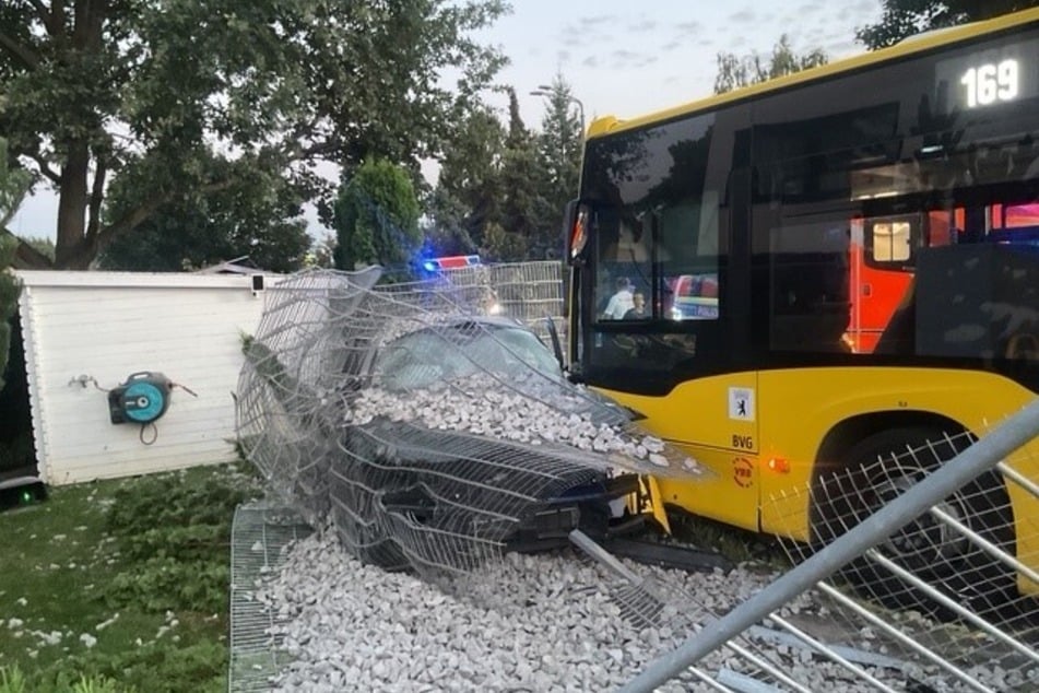 Der VW ist nach der Kollision mit dem Bus in einen mit Steinen gefüllten Zaun gekracht.