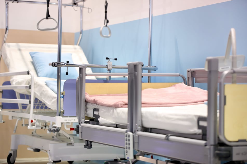 Ein Besuch im Krankenhaus erklärte den Grund für die anhaltenden Schmerzen. (Symbolfoto)