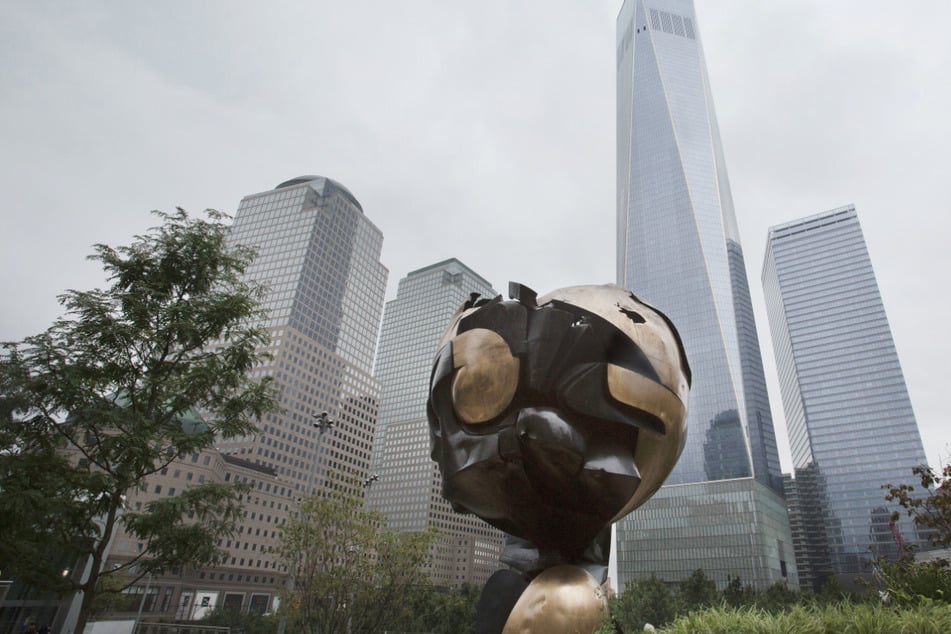 Die Skulptur "The Sphere" ist im Liberty Park gegenüber des One World Trade Centers ausgestellt. Die Skulptur wurde am 11.09.2001 beim Terroranschlag auf das World Trade Center beschädigt. Entworfen hat die Skulptur der Landshuter Fritz Koenig.