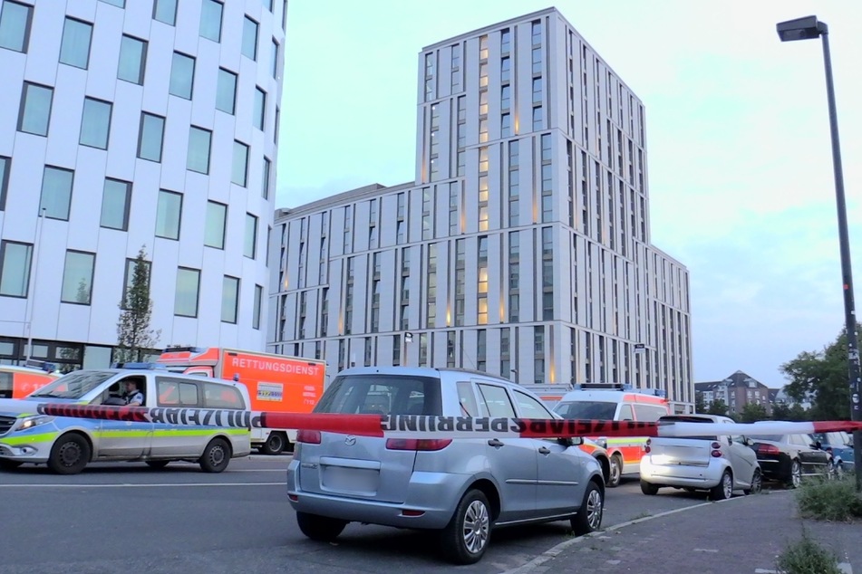Polizisten hatten das Hotel "the niu Tab" im Düsseldorfer Stadtteil Oberbilk am Freitag umstellt.