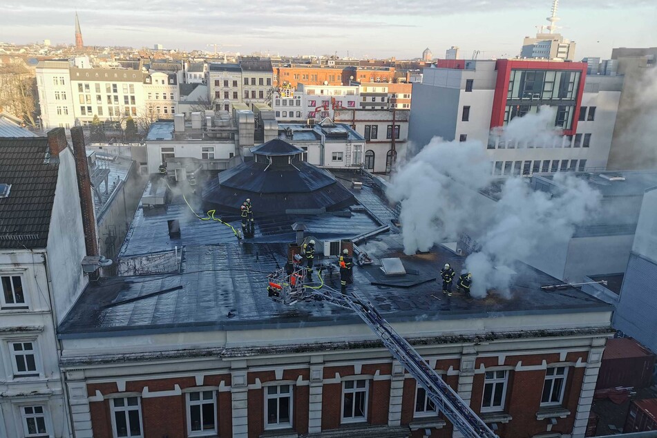 Rauch steigt über dem Dach eines Theatergebäudes auf der Reeperbahn auf.