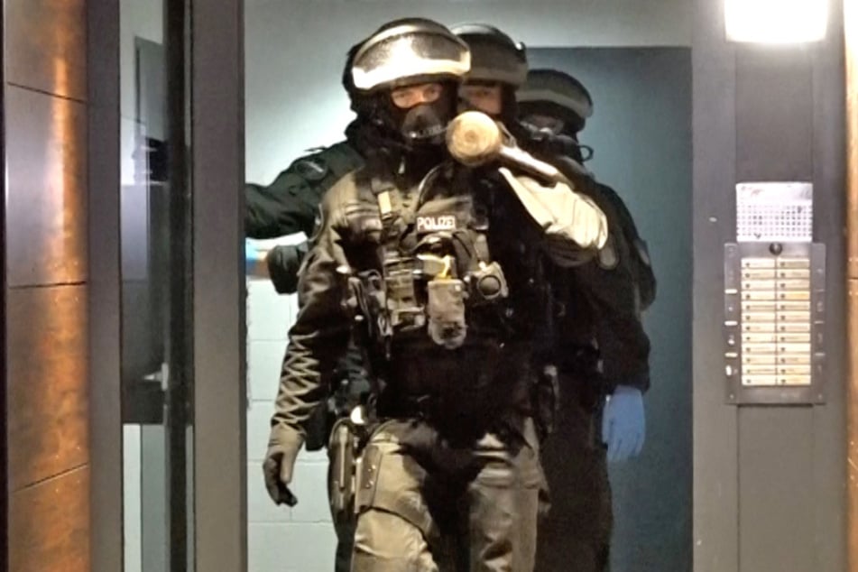 Spezialkräfte der Unterstützungsstreife für erschwerte Einsatzlagen (USE) waren am Mittwochabend an einem Hamburger Hochhaus im Einsatz.