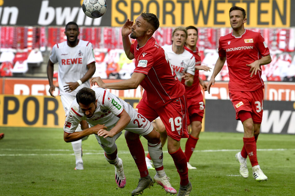 Kölns Mark Uth (l) und Unions Florian Hübner kämpfen um den Ball.