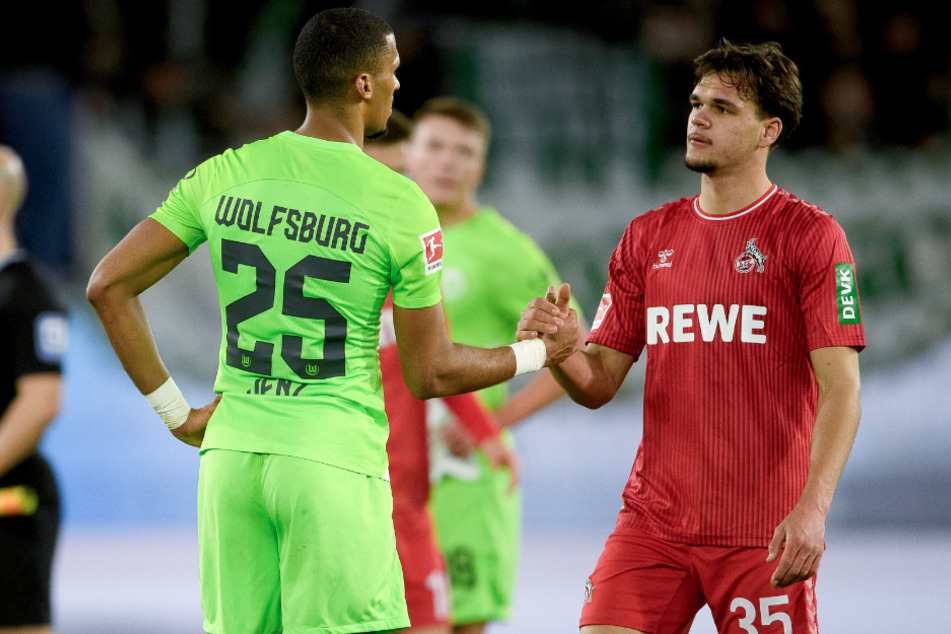 VfL-Verteidiger Moritz Jenz (24, l.) und FC-Talent Max Finkgräfe (19, r.) klatschen nach dem 1:1-Unentschieden ab.