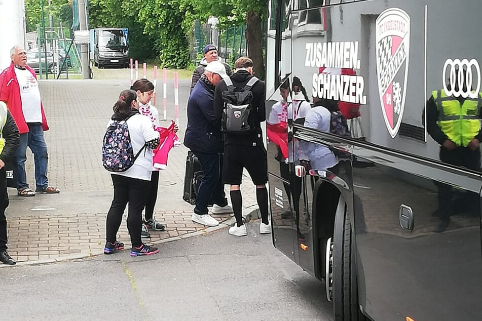 Tim Heike (25) genießt weiter hohe Popularität in Cottbus, ist direkt nach dem Ausstieg aus dem Bus gefragt.