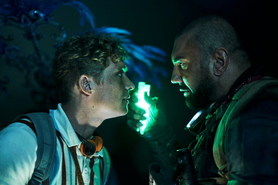 Ludwig Dieter (Matthias Schweighöfer, 39, l.) und Scott Ward (Dave Bautista, 52) versuchen, die Zombie-Apokalypse zu überleben.