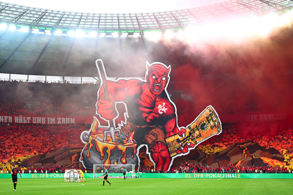 Fans von Kaiserslautern sorgten beim DFB-Pokalfinale im Berliner Olympiastadion für einen Gänsehaut-Moment.