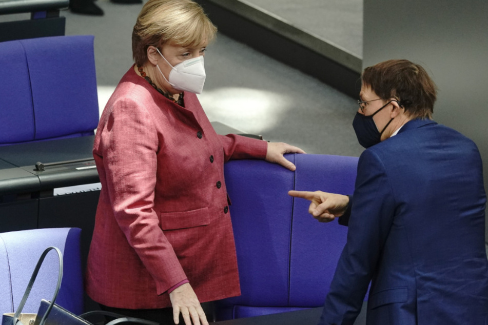 Karl Lauterbach (SPD) im Gespräch mit Kanzlerin Angela Merkel (CDU).