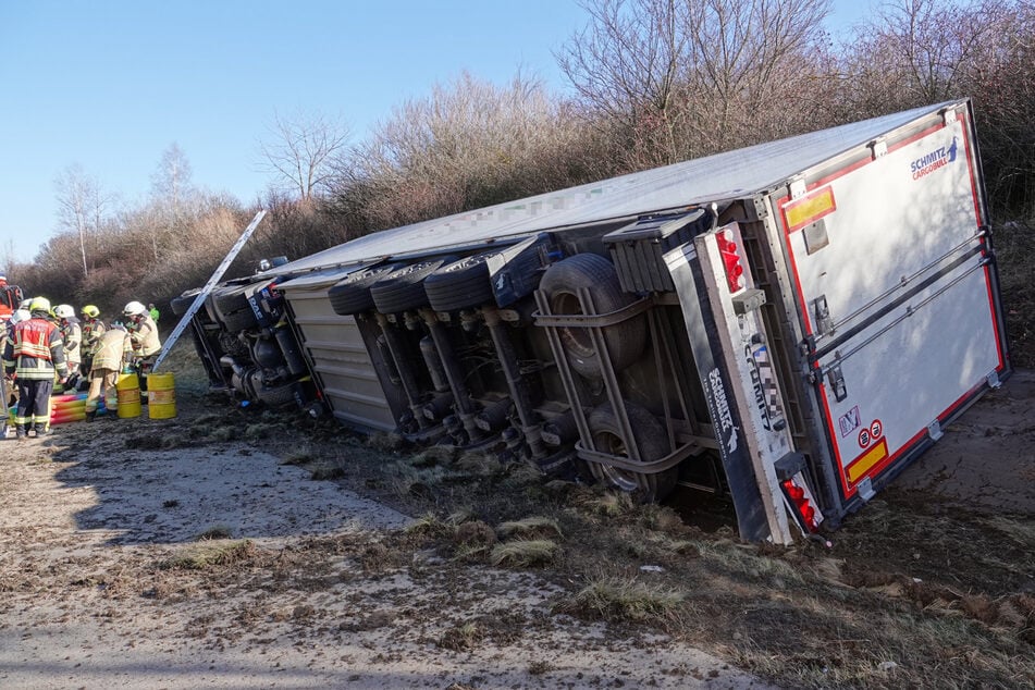 Ein Lkw landete am Dienstagmittag am Dreieck Nossen im Graben.