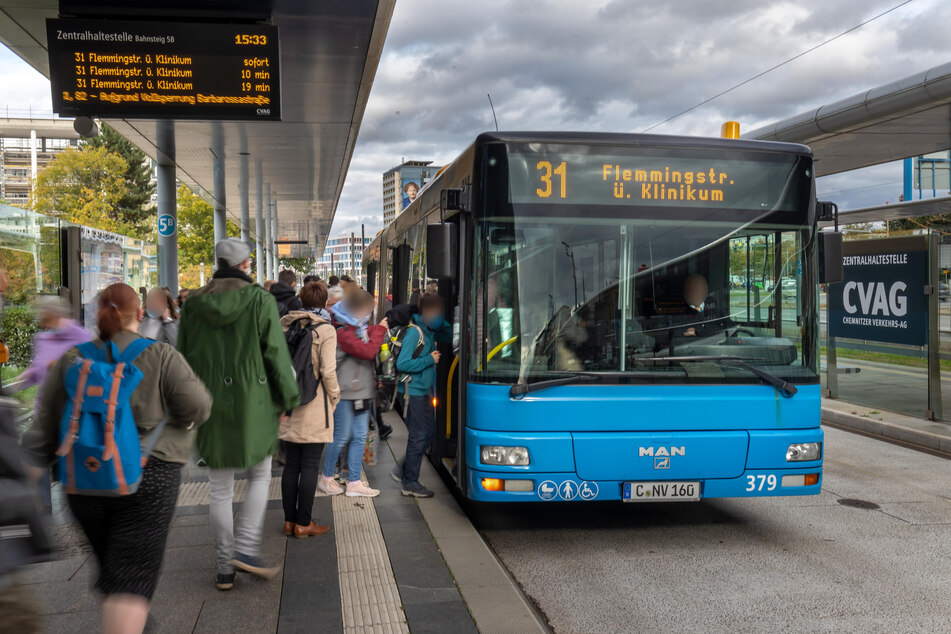 Die CVAG hält am ausgedünnten Fahrplan fest. Das könnte zu überfüllten Bussen führen.