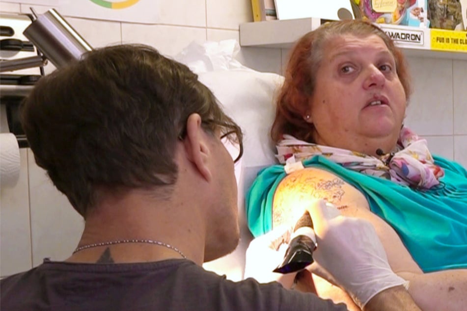 Bürgergeld-Empfängerin lässt sich Tattoo stechen: Erst muss der Rasierer ran