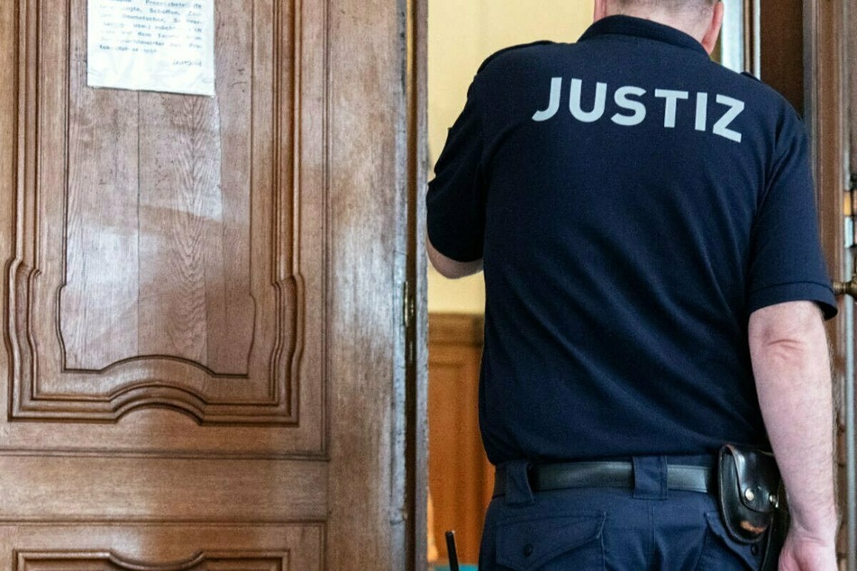 Ein 22 Jahre alter Mann wurde am Freitag vom Frankfurter Landgericht zu drei Jahren und zehn Monaten Haft verurteilt, weil er mehrere Raubüberfälle verübt und sich der Zuhälterei strafbar gemacht hatte. (Symbolbild)