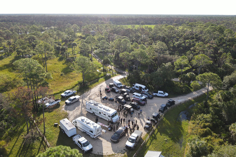 Beamte bei der Einsatzbesprechung während der Suchaktion im Carlton Reservat im Süden Floridas. Das weitläufige Gebiet erschwert das Auffinden des Flüchtigen.