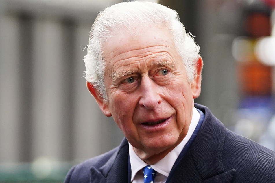 Der britische Thronfolger Prinz Charles (73) hat sich zum zweiten Mal mit dem Coronavirus infiziert.