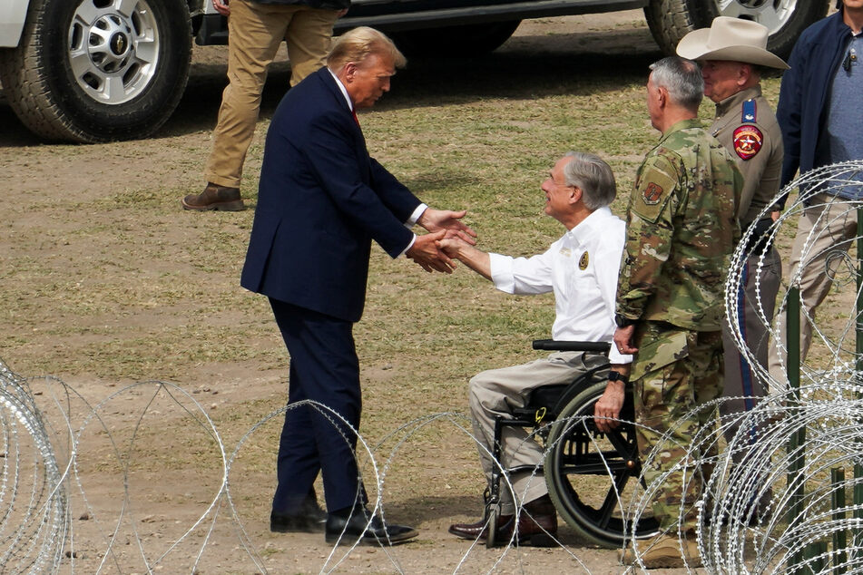 Former President Donald Trump (l.) shakes hands with anti-migrant Governor Greg Abbott during a visit to Eagle Pass, Texas, on February 29, 2024.