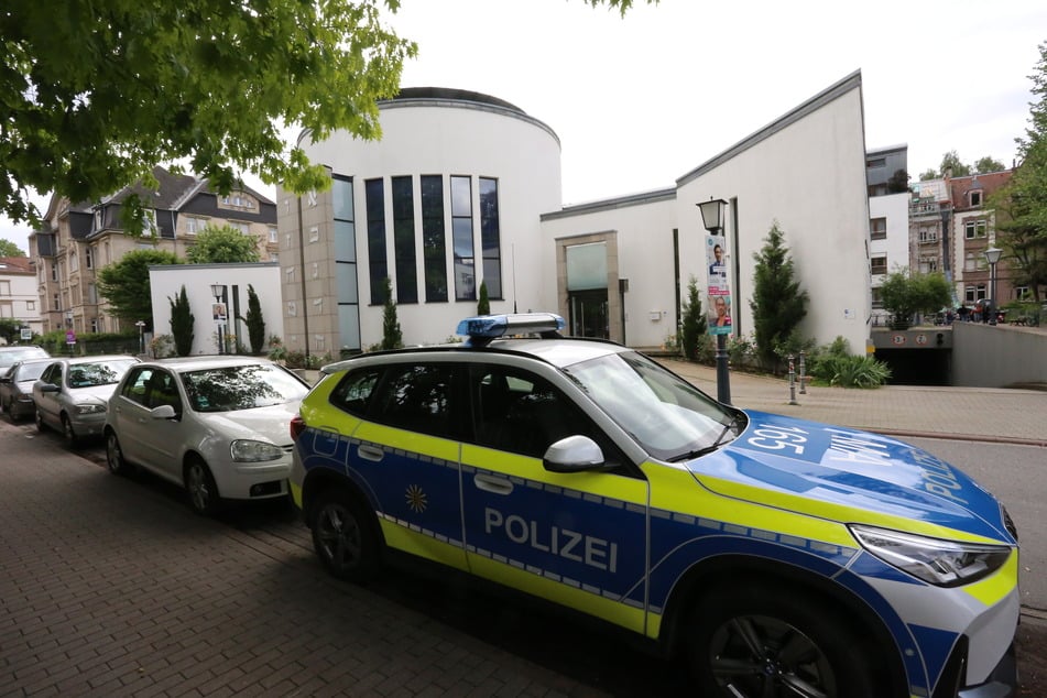 Vor der Neuen Synagoge in Heidelberg ist Polizeischutz notwendig.