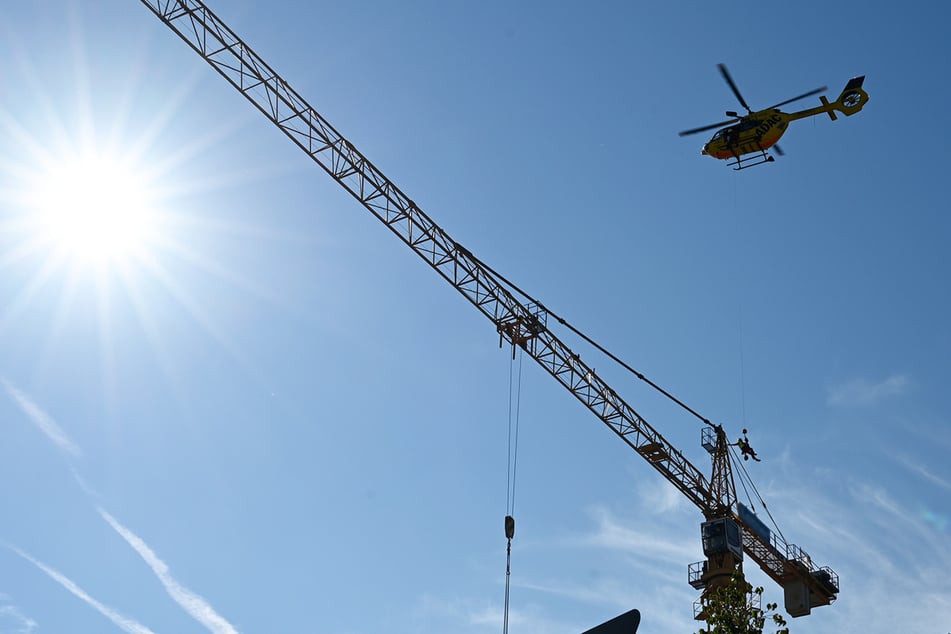 Die Rettungskräfte wurden bei dem Einsatz im Münchner Stadtteil Berg am Laim unter anderem von einem Rettungshubschrauber unterstützt.