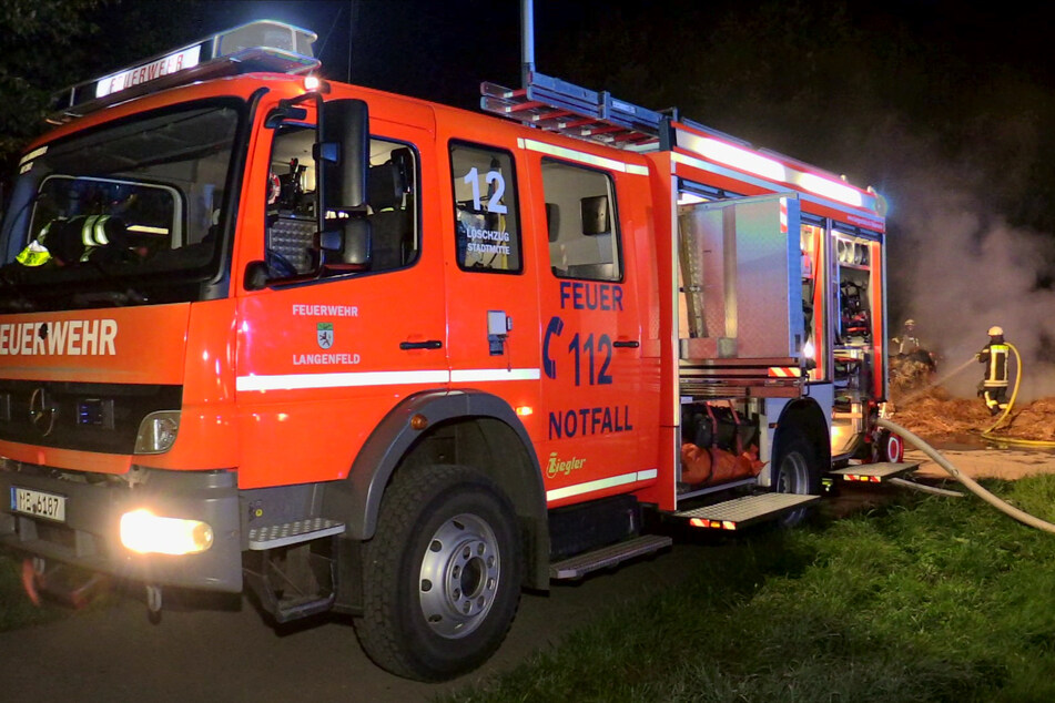 Zeugen alarmierten die Feuerwehr gegen 1.30 Uhr, als sie die brennenden Strohballen bemerkten.