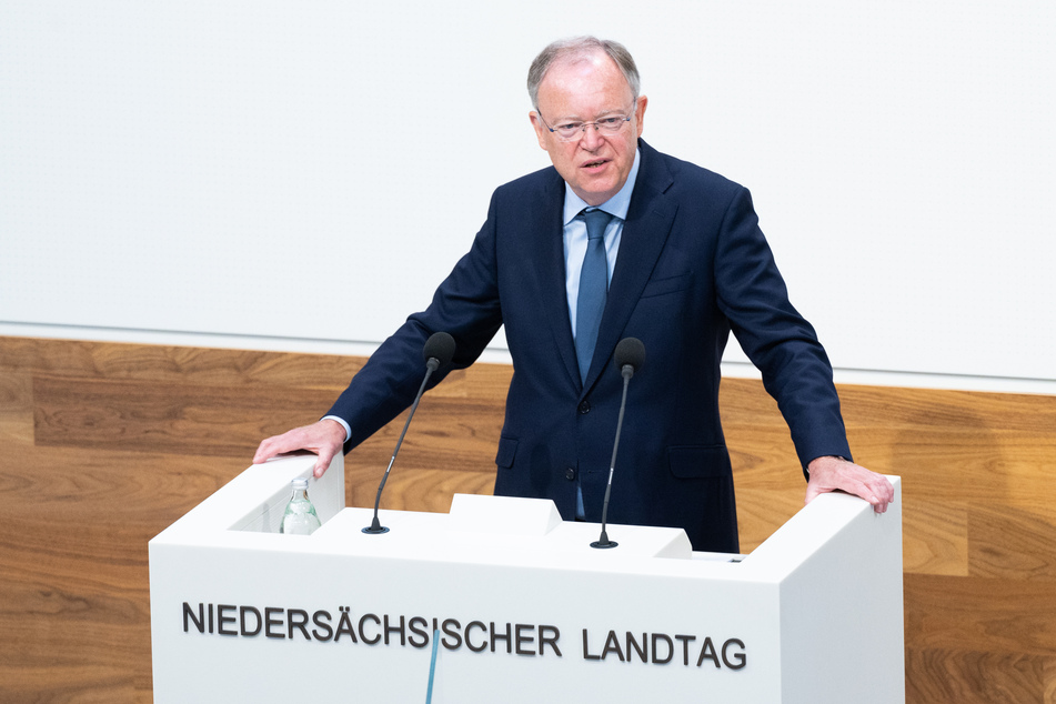 Niedersachsens Ministerpräsident Stephan Weil (SPD) hält eine Regierungserklärung zur Corona-Pandemie im niedersächsischen Landtag.