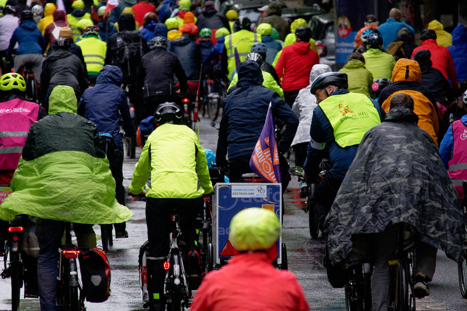 Trotz Regenwetter haben sich am Sonntag mehrere hundert Radfahrerinnen und Radfahrer in der Kölner Innenstadt eingefunden, um für eine schnellere Verkehrswende zu protestieren.