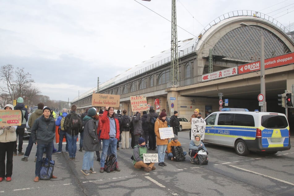 Die Aktivisten blockierten verschiedene Übergänge um den Hauptbahnhof herum. Im Abstand von circa zehn Minuten wechselten sie die Straßen.