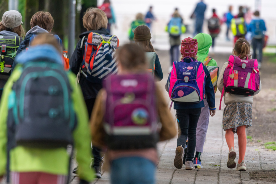 Auf Laufgemeinschaften setzen Eltern von Schülern der 63. Grundschule. In der Gruppe sollen die Kinder sicher zu Fuß zum Unterricht gelangen.