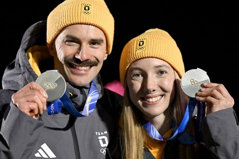 Axel Jungk (34, l.) und Susanne Kreher (27) mit ihren olympischen Silbermedaillen nach dem Mixed-Team. Heute Abend sind sie in der Arena.