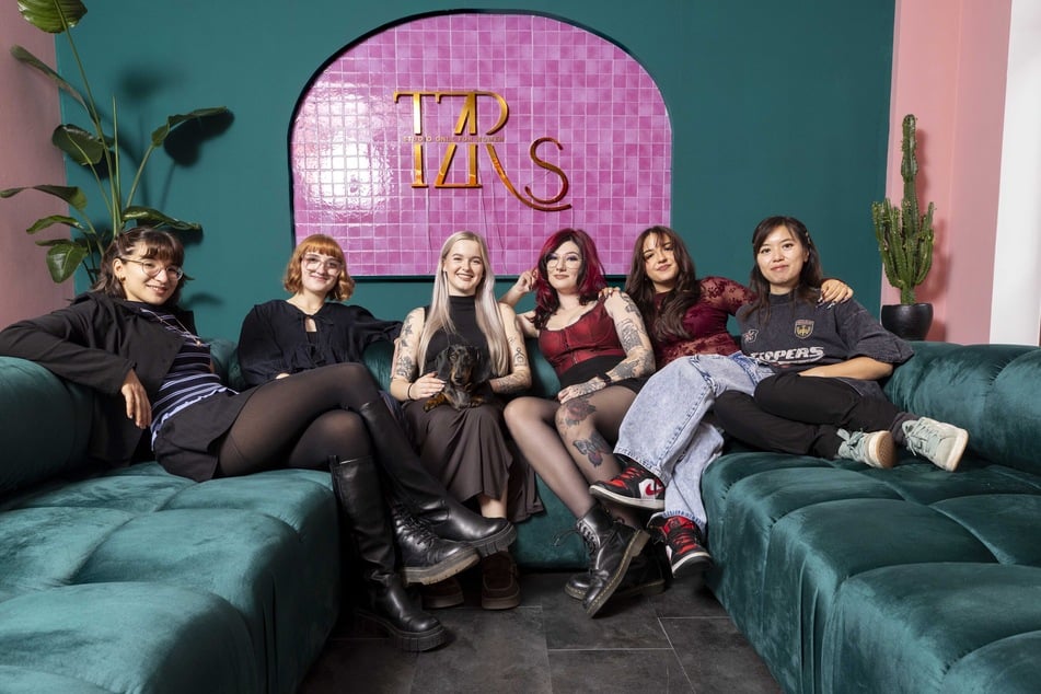 Zu Hannas Team gehören Laura L. (26, l.), Anneli M. (21, 2.v.l.), Josi G. (23, 3.v.r.), Bella S. (23, 2.v.r.) und Minh D. (33).