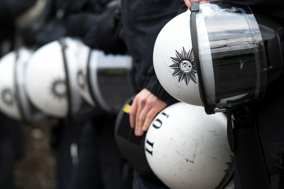 Bei einer linken Demo - unter anderem gegen Polizeigewalt - ist es laut Polizei zu Ausschreitungen gekommen.
