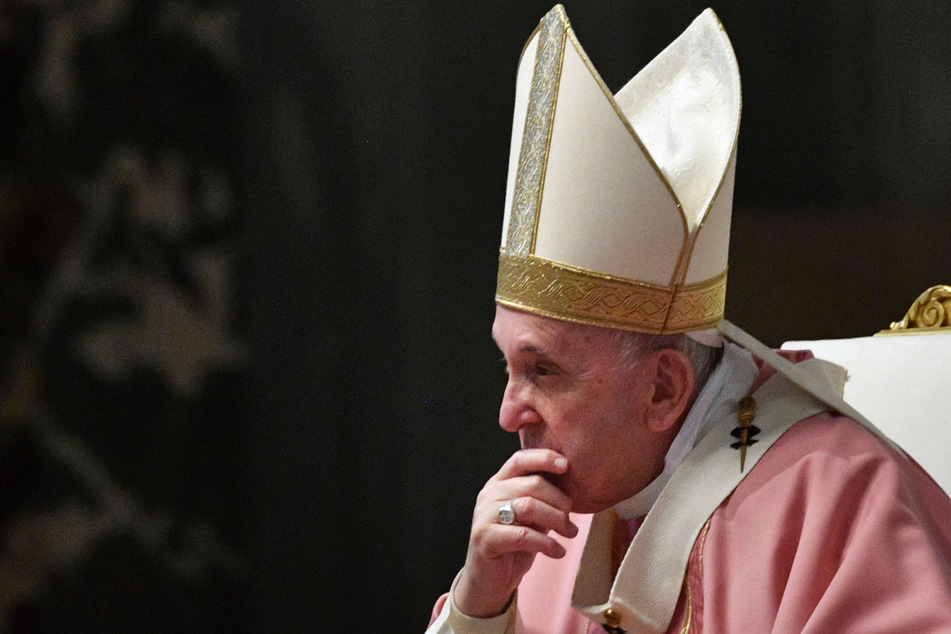 Weder Papst Franziskus (84), noch der Vatikan haben sich bislang zu den Rücktrittsgesuchen von deutschen Bischöfen im Zusammenhang mit dem Missbrauchsgutachten geäußert.