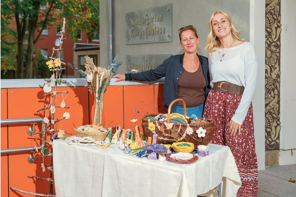 Erzieherin Simone Bendlin (46, v.l.) und Sophie Schroth (31), stellv. Kita-Leiterin, freuen sich auf den heutigen Töpfermarkt.