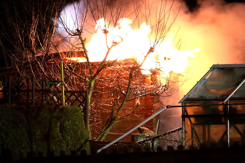 Chemnitz: Brandstiftung! Gartenlauben in Chemnitz abgefackelt