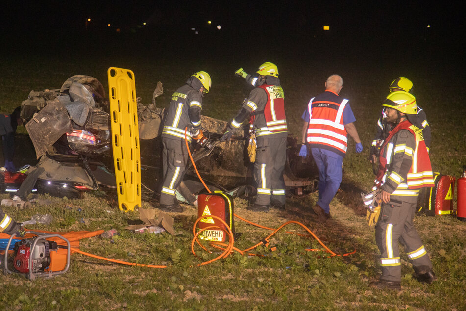 Die Feuerwehr musste den Fahrer (24) aus dem Wrack seines BMWs befreien.