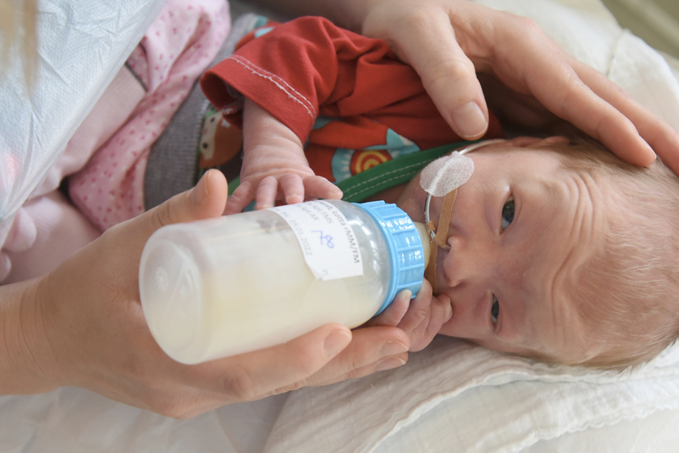 Ein Frühchen erhält an der Uniklinik Leipzig sein Fläschchen mit Muttermilch. Aufgrund ihres besonders schwachen Immunsystems sind die Kleinen auf gespendete Muttermilch angewiesen.