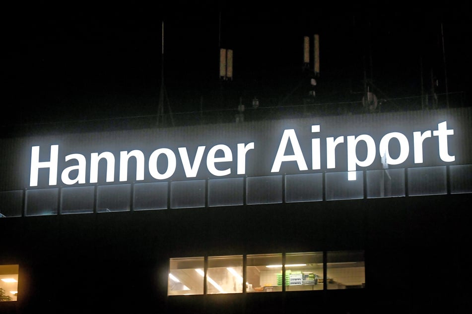 Am Flughafen Hannover ist der Winterdienst in Bereitschaft. (Symbolfoto)
