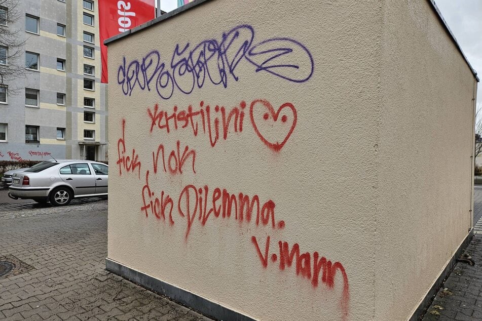 Neben einem Aufzugsschacht beschmierte er auch eine Hausfassade.