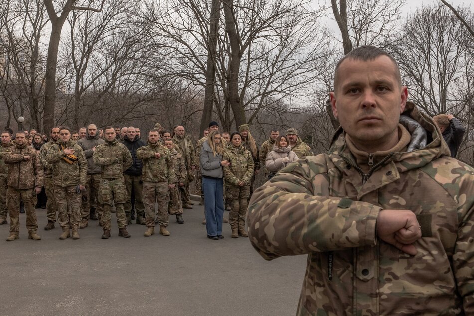 Ukrainische Soldaten des Ersten Mechanisierten Bataillons, bekannt als "Da Vinci Wölfe" bei einer Gedenkfeier für ihren getöteten Kommandeur Dmytro "Da Vinci" Kotsiubailo, der vor einem Jahr in Bachmut fiel.