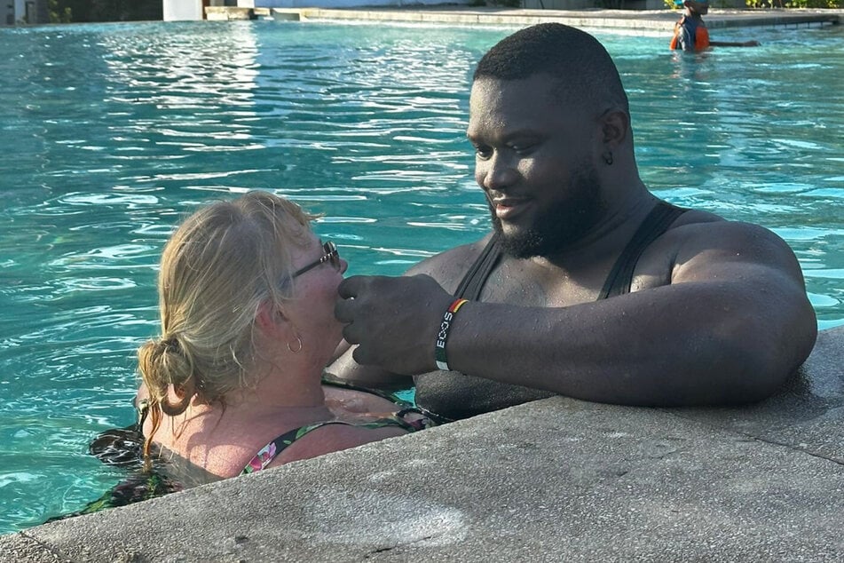 In Kenia verbringen die beiden ihren Liebesurlaub.