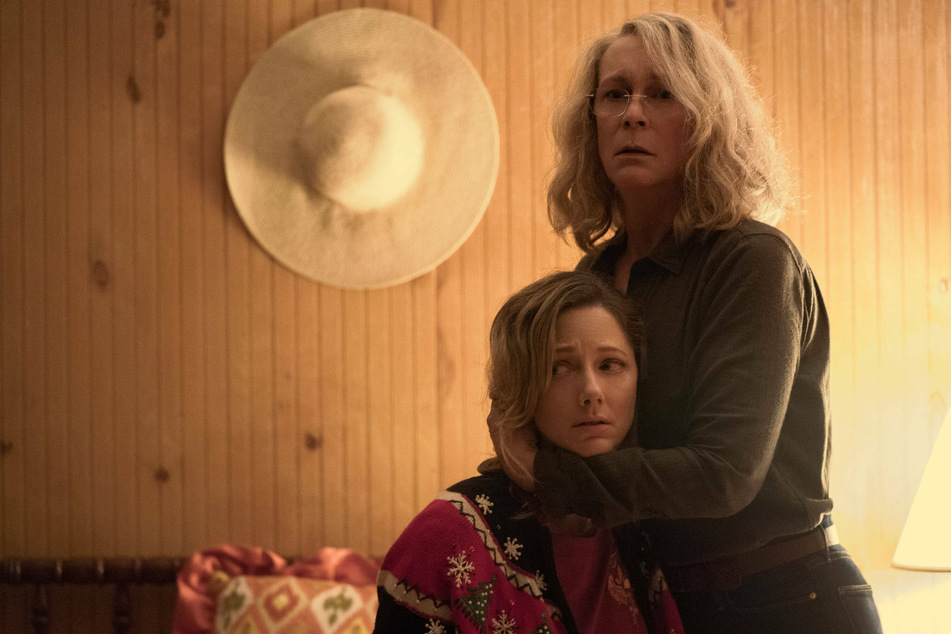 Jamie Lee Curtis (r.) &amp; Judy Greer (l.) star as mother and daughter, Laurie and Judy in Halloween.