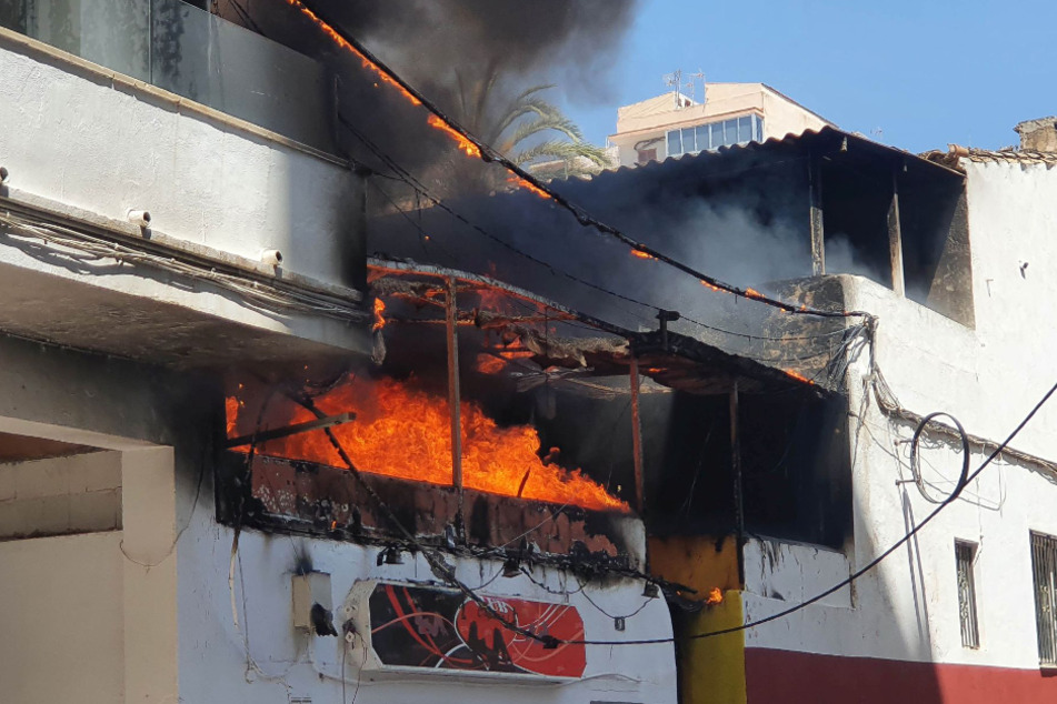 Nachdem das Restaurant "Why Not" in der Nähe des Ballermanns in Flammen aufgegangen war, wurden mehrere deutsche Touristen wegen dem Vorwurf der Brandstiftung verhaftet.