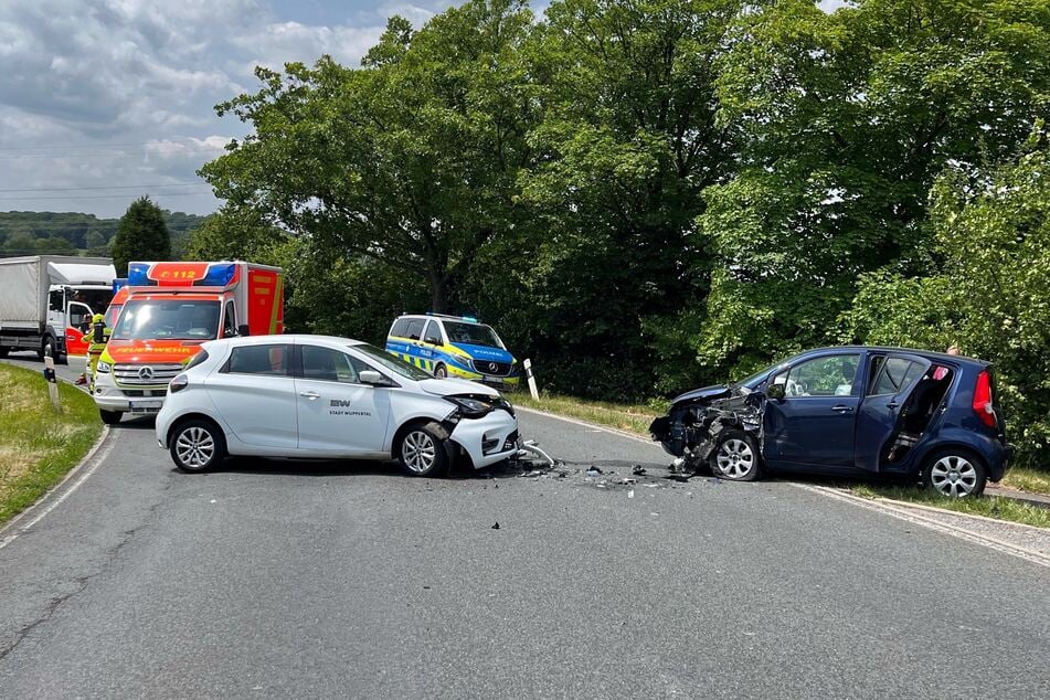 Insgesamt vier Verletzte forderte der Zusammenstoß zweier Fahrzeuge auf der Straße "Ibacher Mühle" in Velbert.